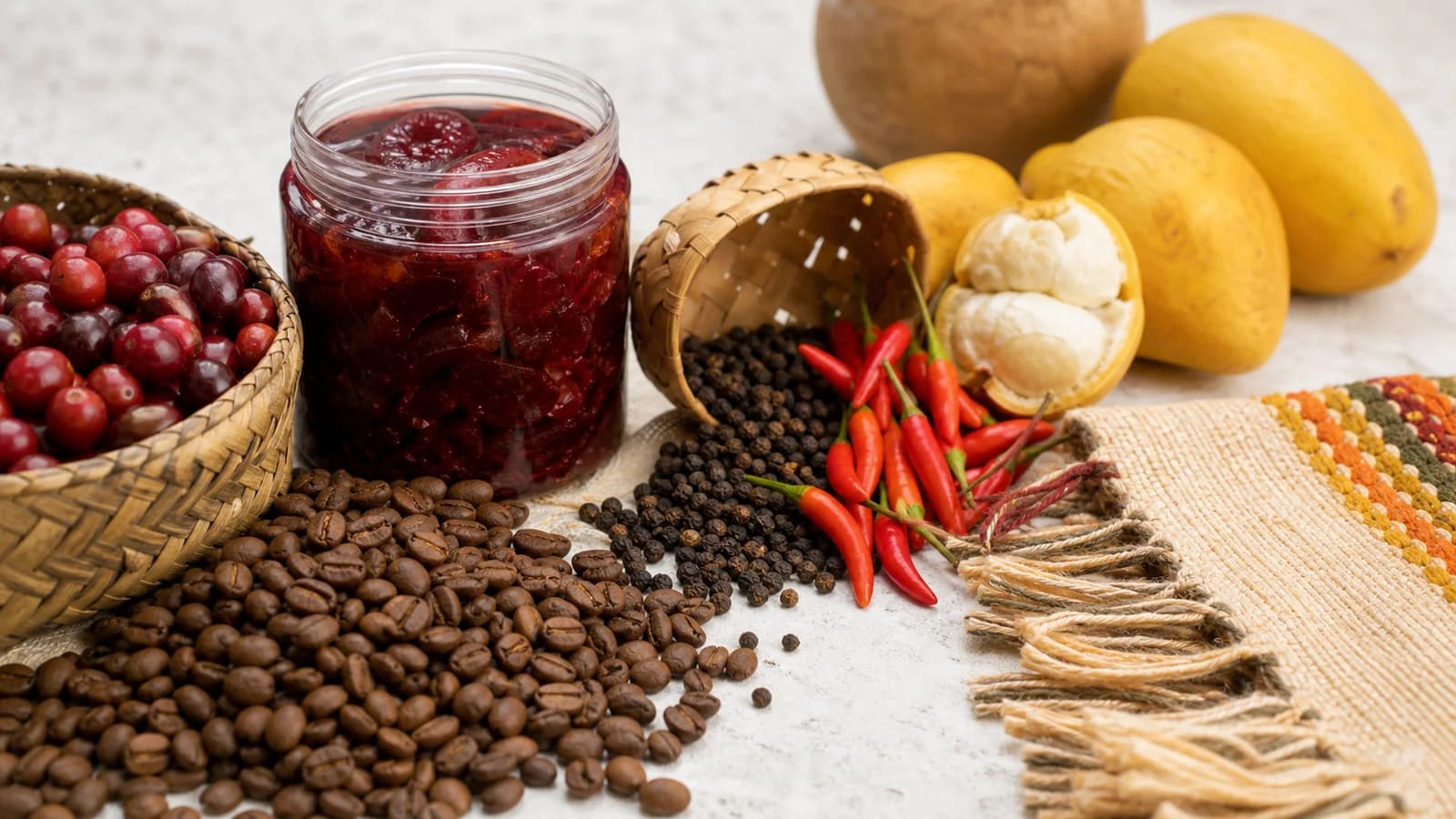Produtos locais capixabas em Vitoria com embalagens artesanais e frutas regionais