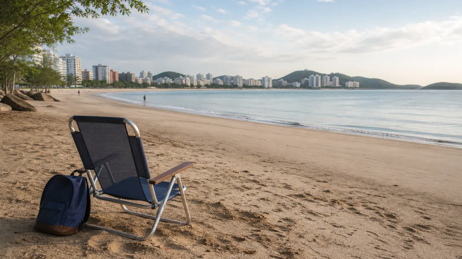 Praia tranquila de Guarapari na baixa temporada com cadeira e mapa sem marcas