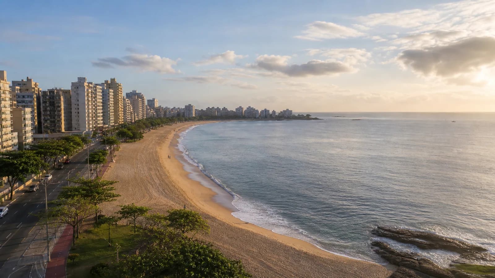 Vista elevada da orla de Vila Velha em baixa temporada com praia tranquila