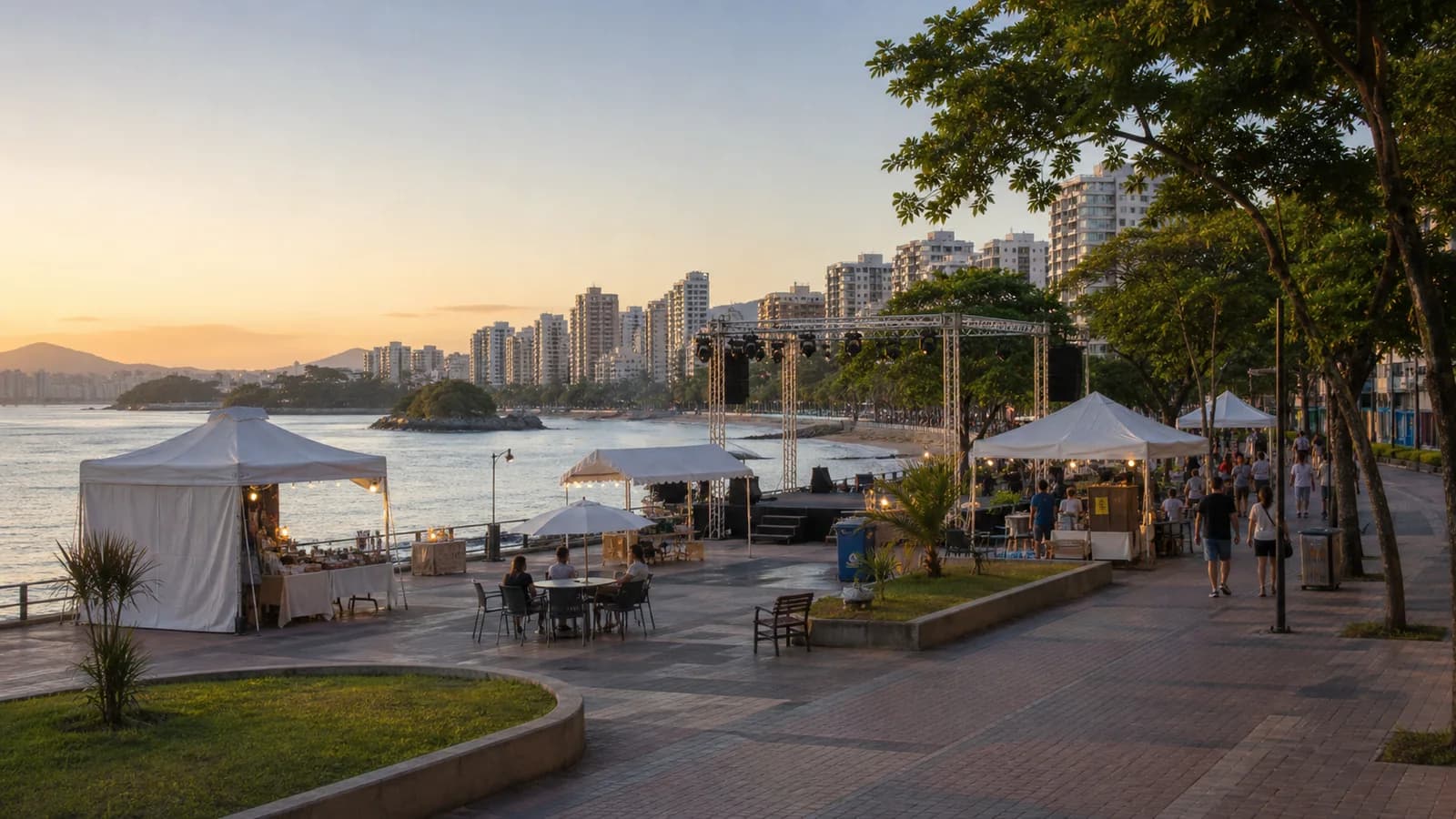 Orla de Vila Velha em fim de tarde com estrutura de evento vista de longe
