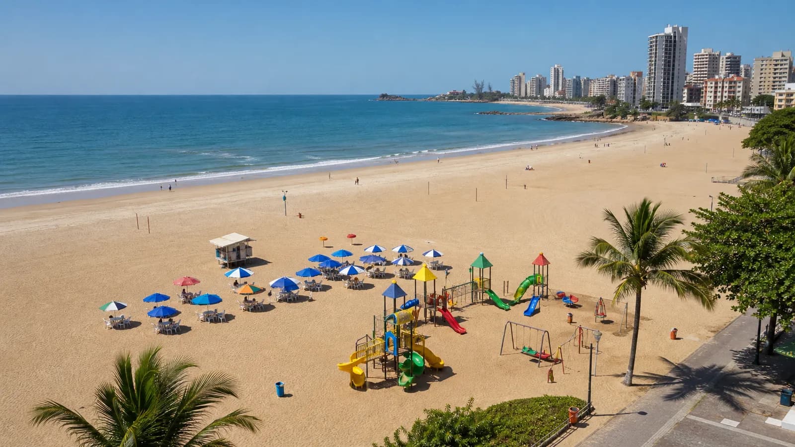 Praia de Guarapari com faixa de areia ampla, brinquedos infantis e mar ao fundo sem rostos