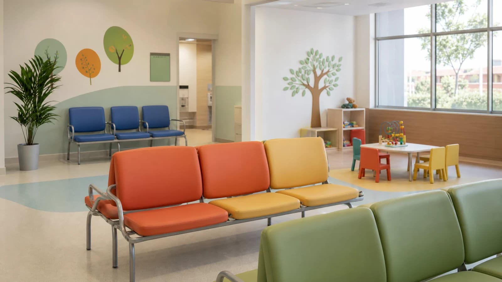 Sala de espera infantil em Vila Velha com cadeiras coloridas e sem pessoas identificaveis