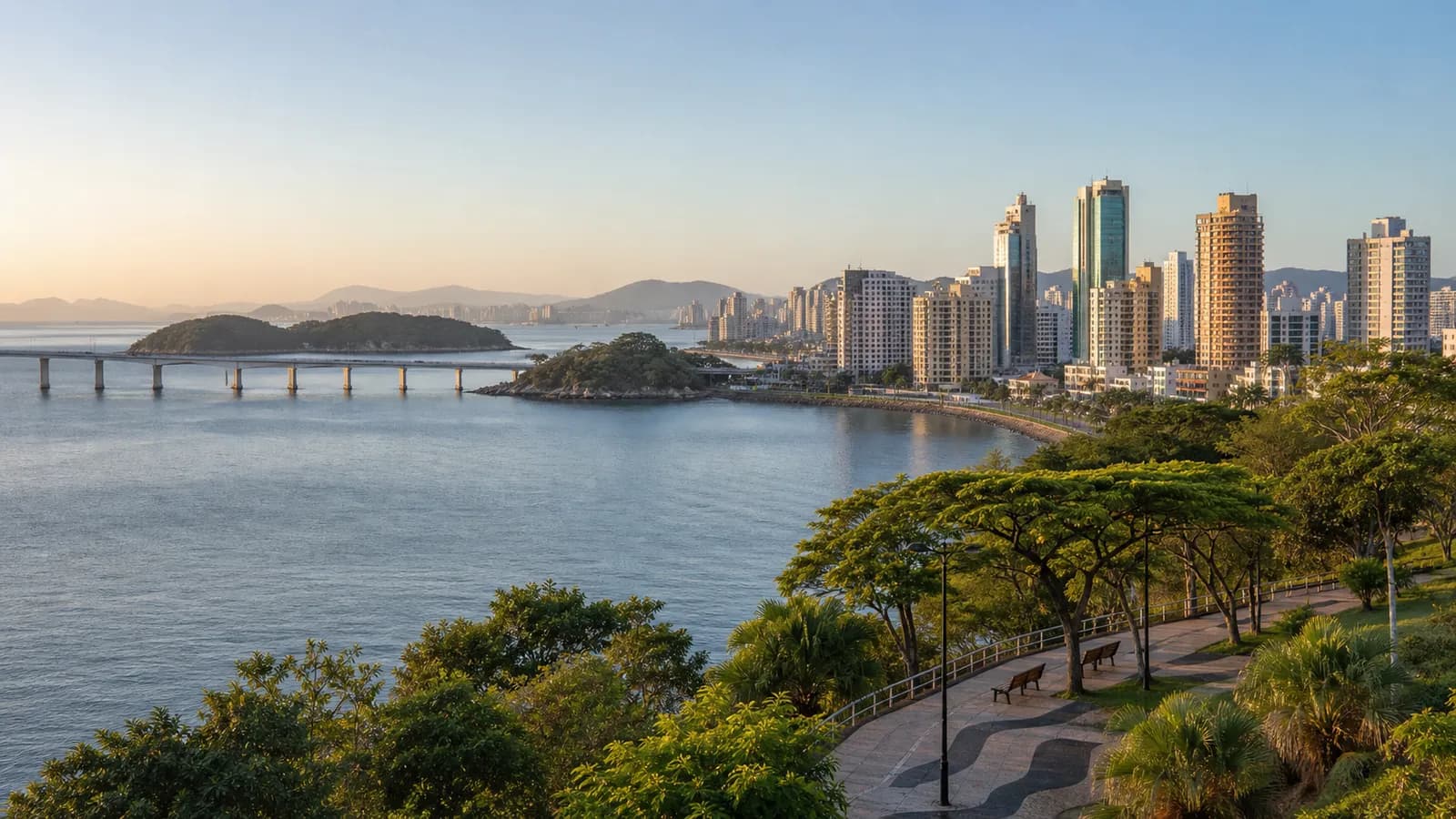 Vista elevada de Vitoria com predios, mar e calcada arborizada para caminhada