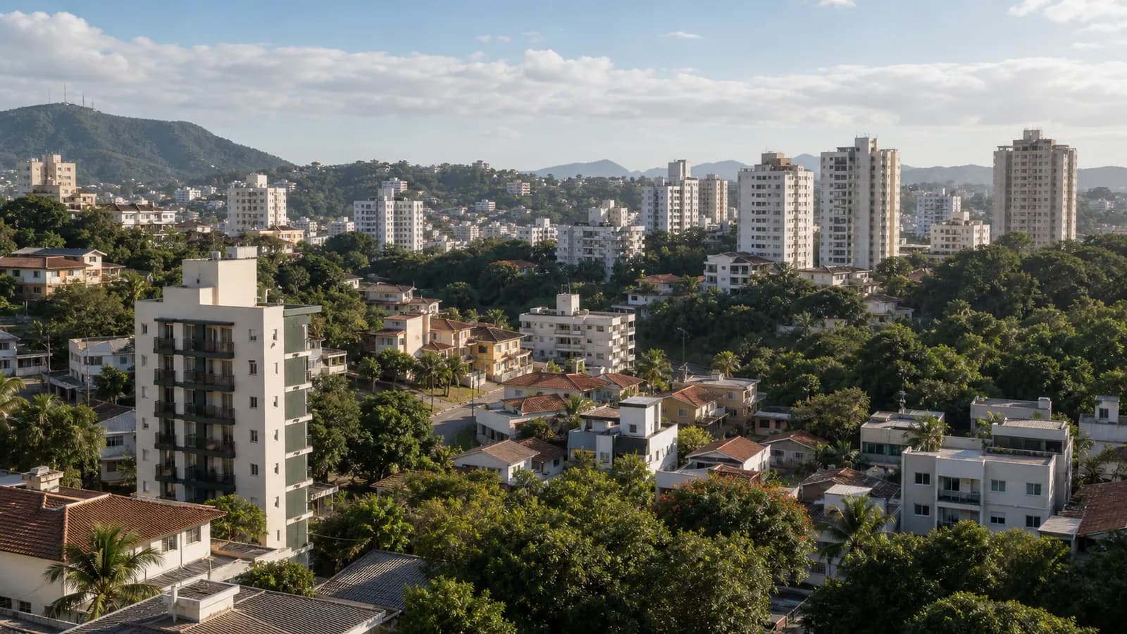 Vista elevada de bairro residencial de Vitoria distante da orla com morros ao fundo