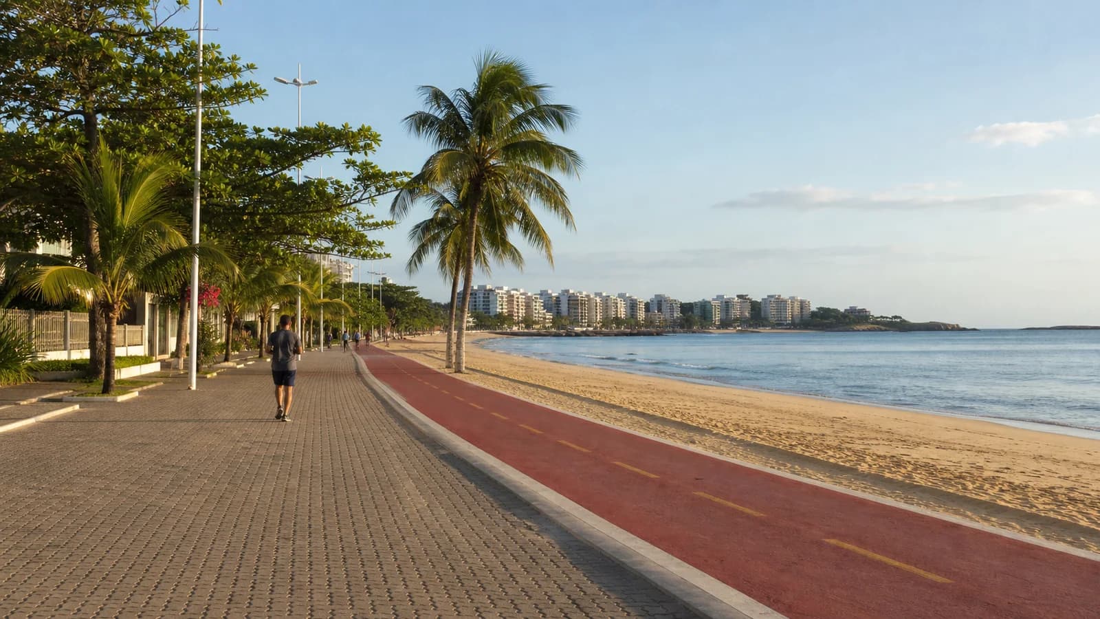 Calcada de orla em Guarapari com ciclovia e praia ao lado em passeio sem carro