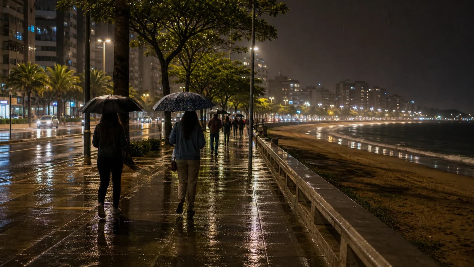 Rua de Guarapari em noite de chuva com guarda-chuvas e luzes refletidas