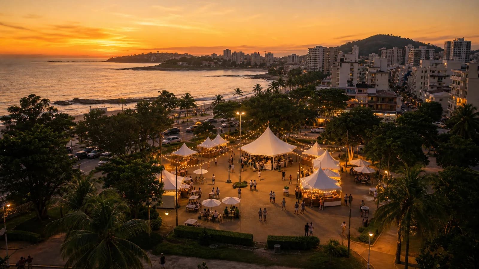 Vista ampla de area de festival em Guarapari ao entardecer sem rostos identificaveis