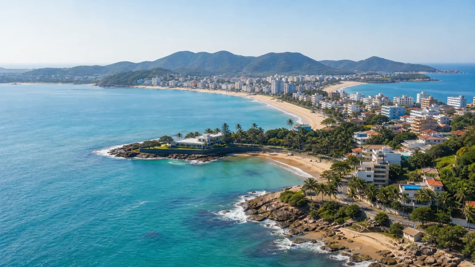 Vista elevada de Guarapari com praias, predios e mar em dia claro
