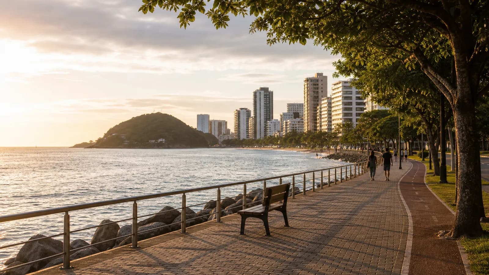Orla de Vila Velha com caminho de pedestres, mar e predios ao fundo